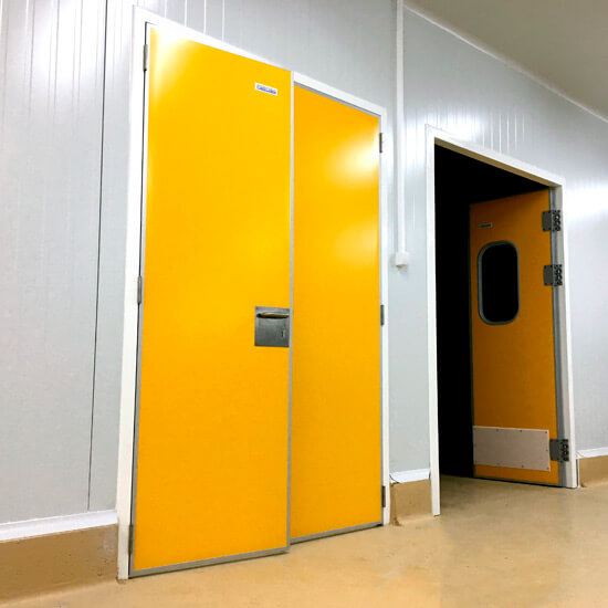 Midal Usi frigorifice cu doua sensuri Portiso-puerta-pivotante-servicio-salas-climatizadas